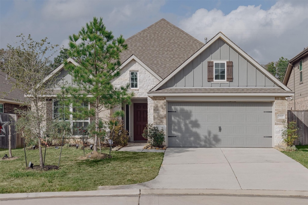 view of front facade featuring a front yard and a garage