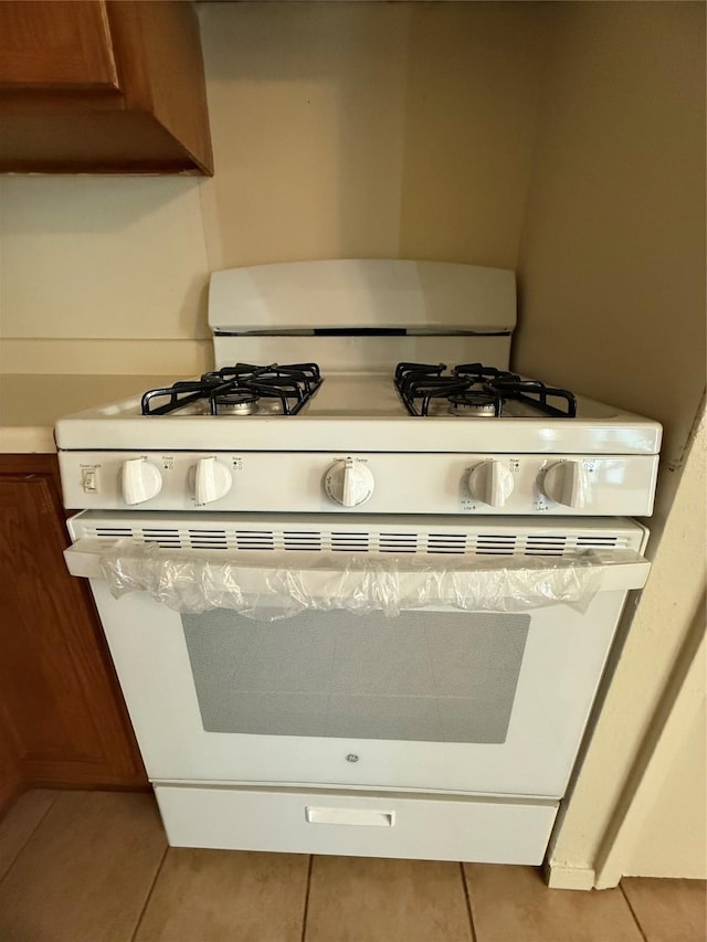 room details featuring white range with gas cooktop