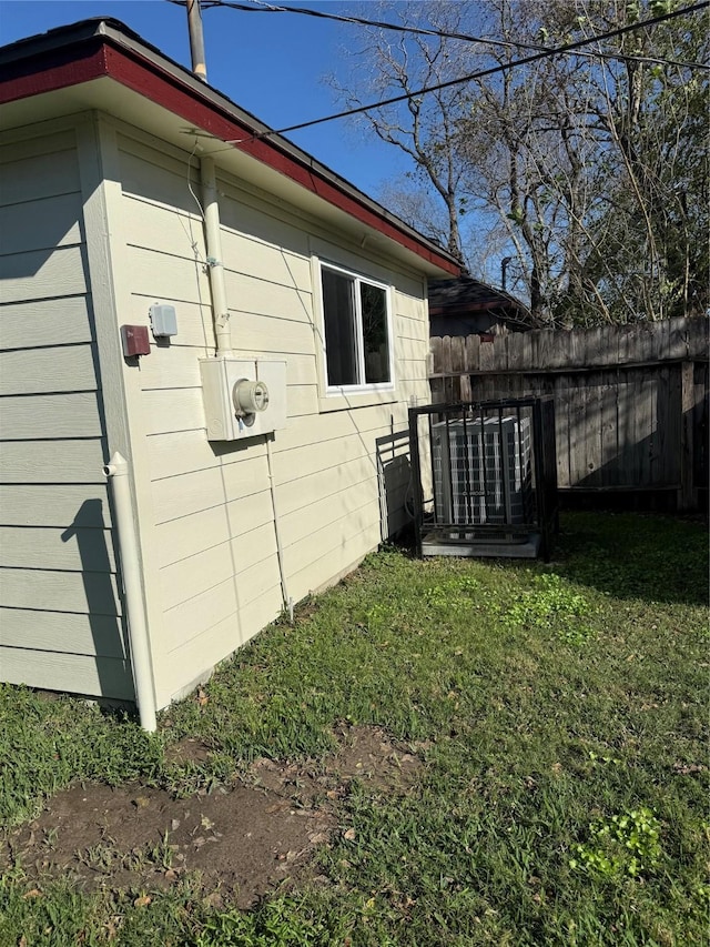 view of side of property featuring a lawn