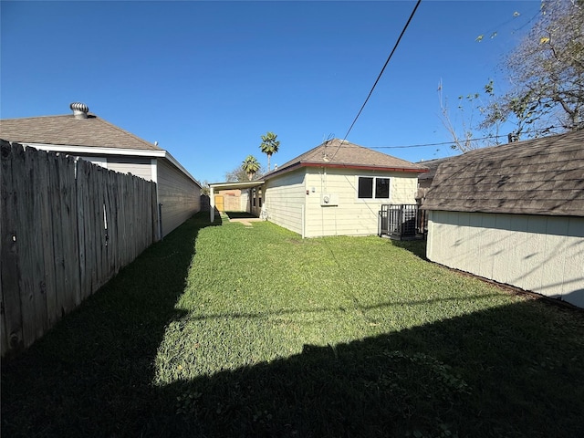 view of yard featuring a shed