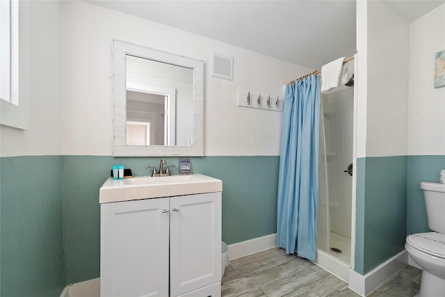 bathroom featuring a shower with curtain, vanity, and toilet