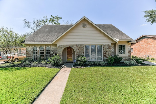 view of front of property featuring a front yard