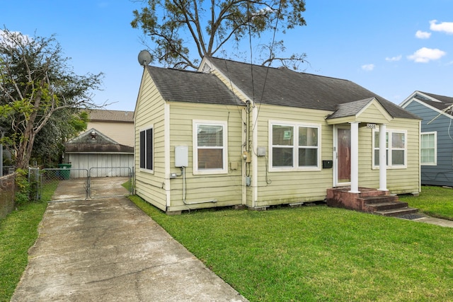 bungalow-style home featuring a front lawn