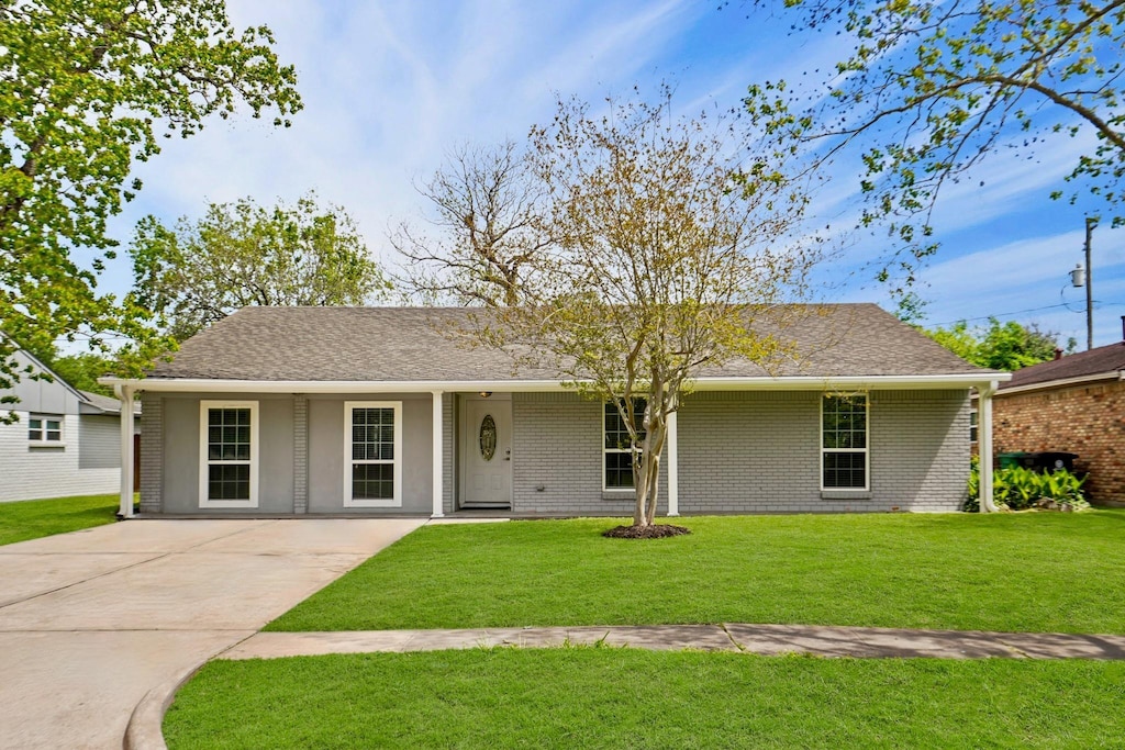 ranch-style house featuring a porch and a front yard