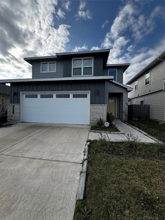 view of front property featuring a garage