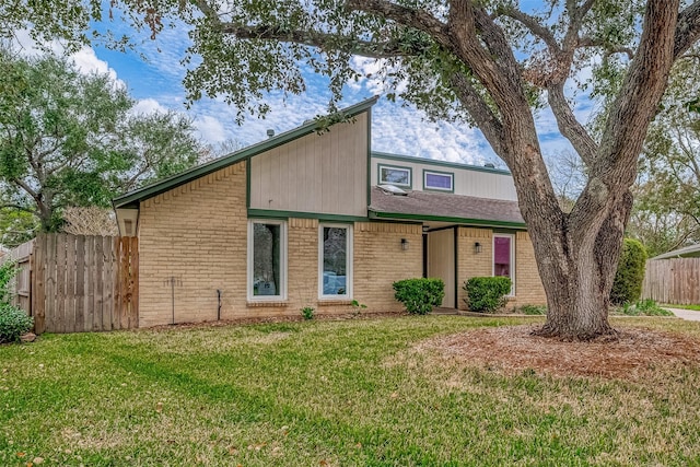 view of front of house featuring a front yard