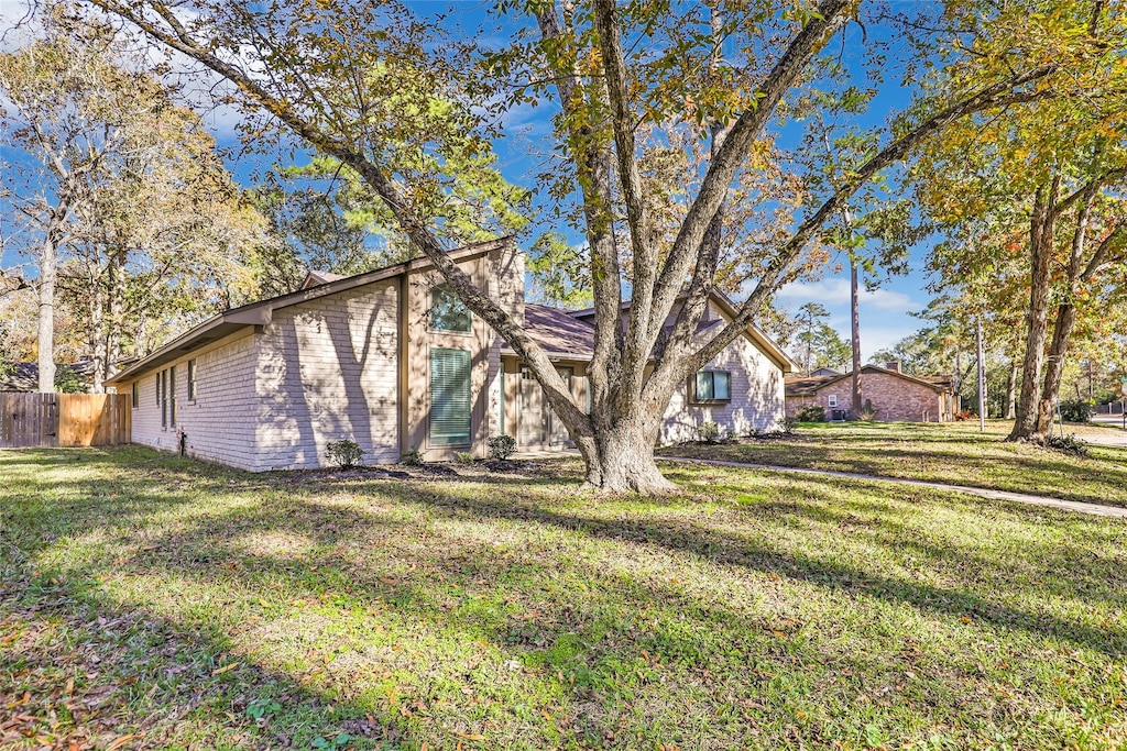 view of front of house featuring a front lawn