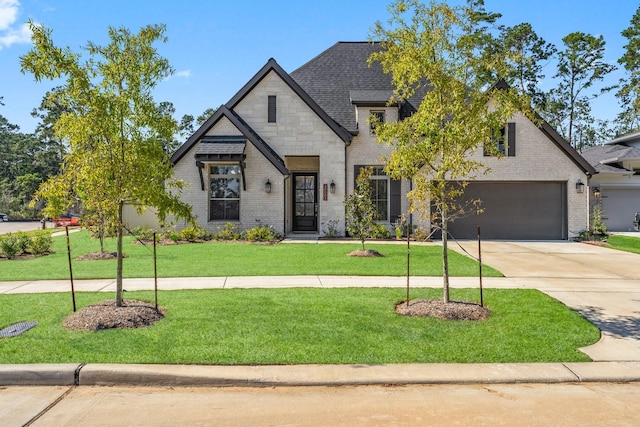 view of front of property featuring a front lawn