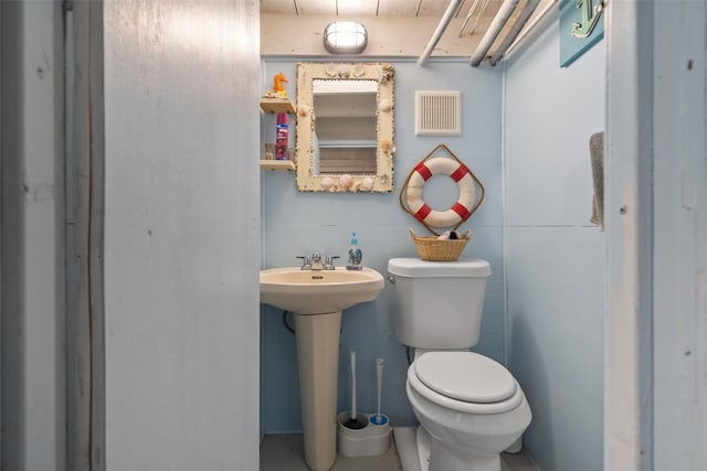 bathroom featuring toilet and sink