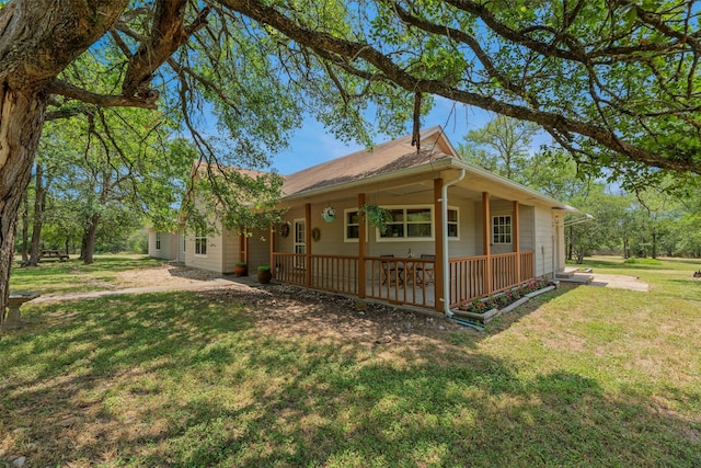 view of front facade with covered porch and a front yard