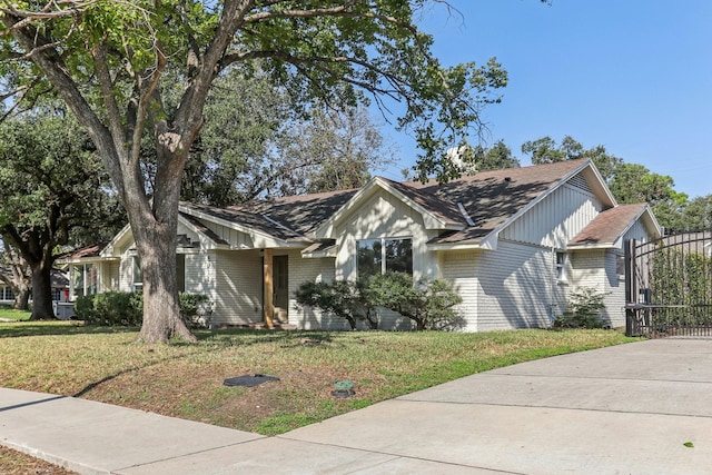 view of front of house featuring a front yard