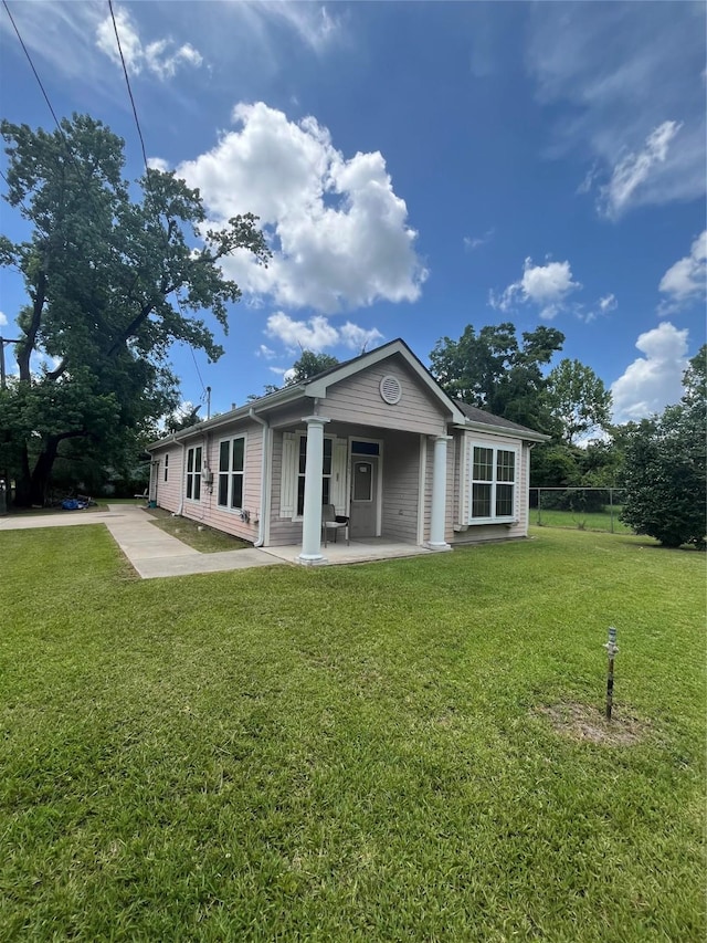 view of front of property featuring a front lawn