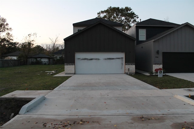 view of front of house featuring a lawn