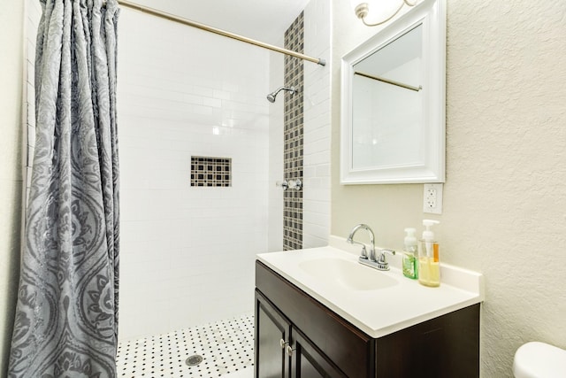 bathroom with a shower with curtain, vanity, and toilet