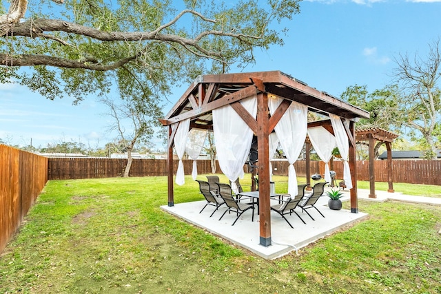 view of yard featuring a pergola