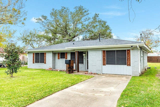 single story home featuring a front yard