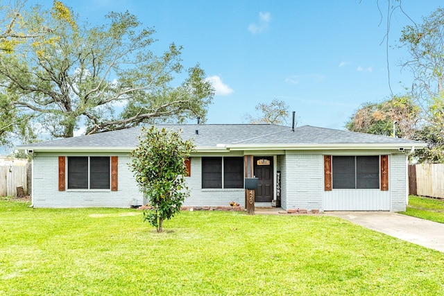 single story home featuring a front yard