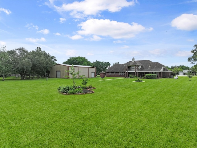 view of yard featuring an outbuilding