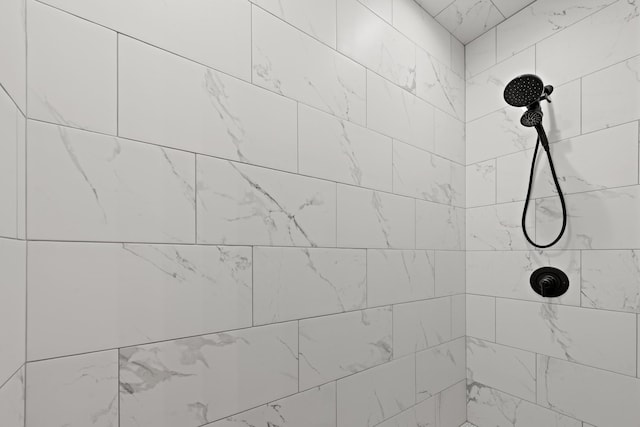 bathroom featuring a tile shower