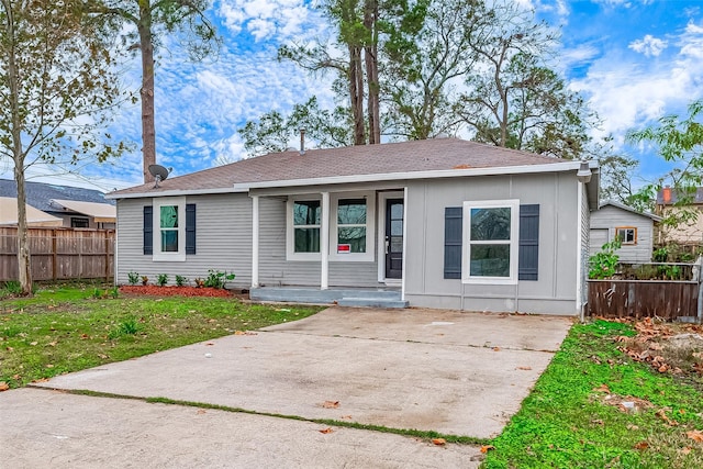 view of front facade with a front yard