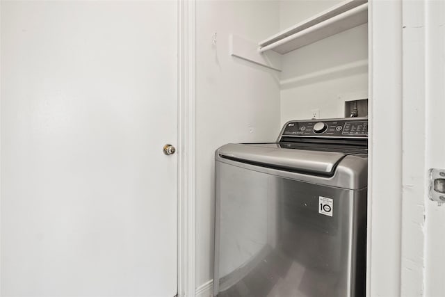 clothes washing area with washer / clothes dryer