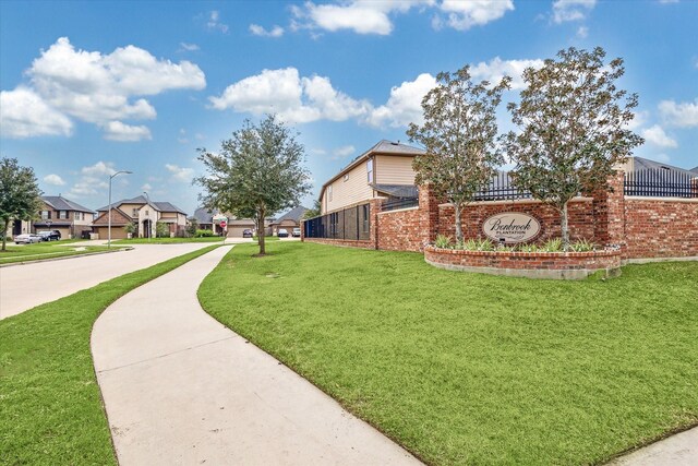 view of property's community featuring a lawn