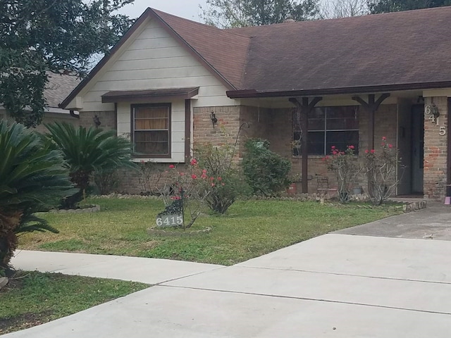 view of front facade featuring a front yard