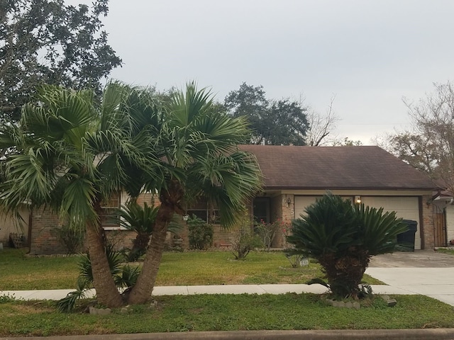 view of front facade featuring a garage and a front yard