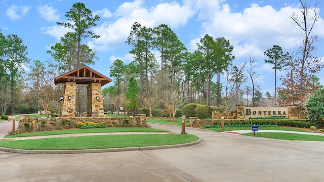 view of home's community featuring a yard