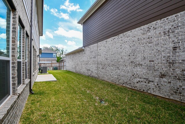 view of yard with a patio area