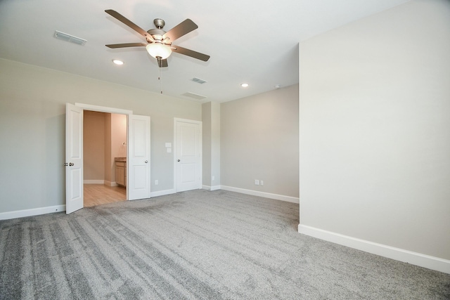 carpeted empty room featuring ceiling fan