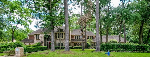 view of front facade featuring a front yard