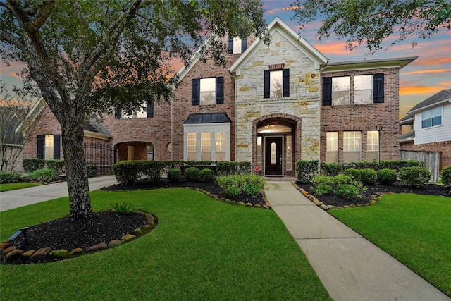 view of front facade with a lawn