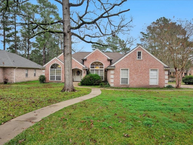 view of front of home featuring a front lawn