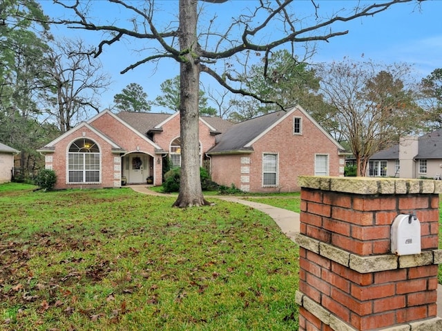 view of front of home featuring a front lawn