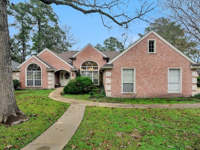 view of front facade featuring a front yard