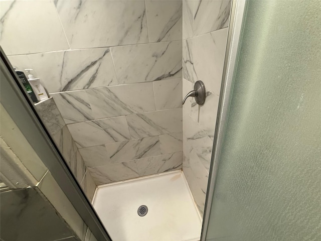 bathroom featuring a tile shower