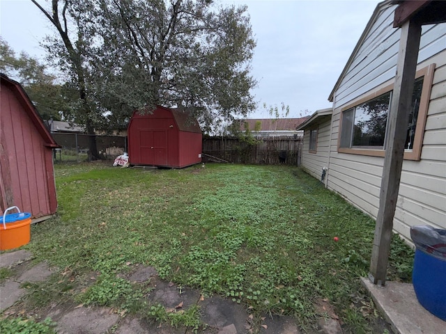 view of yard featuring a storage shed