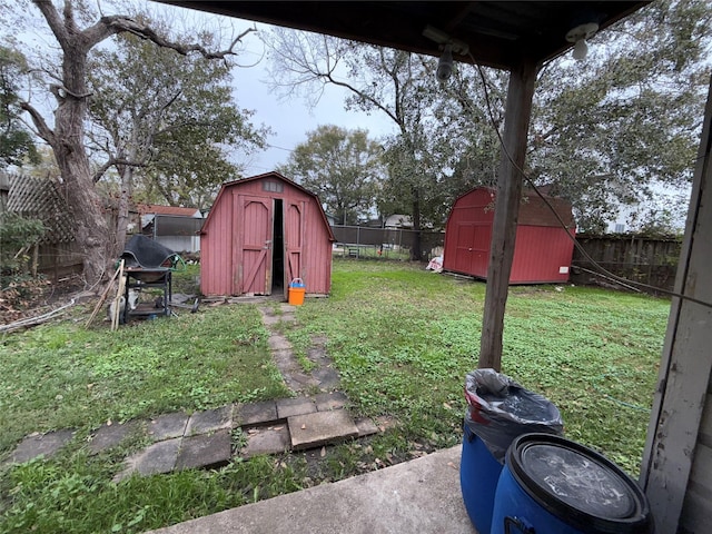 view of yard featuring a storage unit