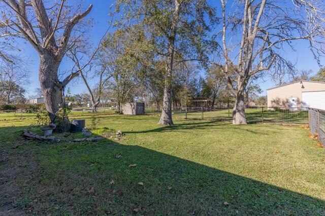 view of yard featuring a storage shed