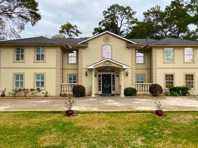 view of front facade featuring a front lawn