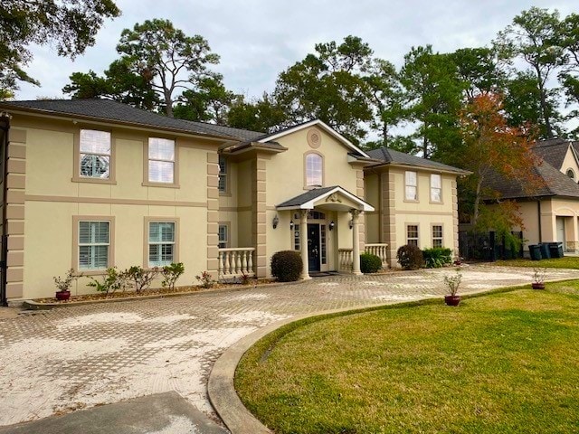 view of front facade featuring a front lawn