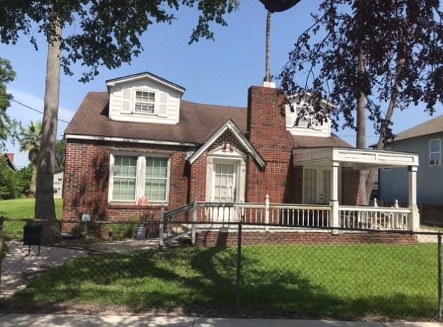 view of front of property with a front yard