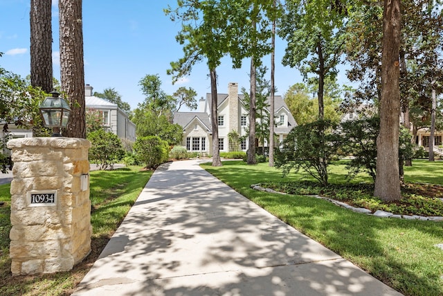 view of front facade featuring a front lawn