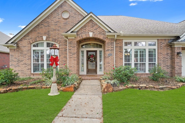 view of front facade with a front yard