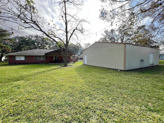 view of yard featuring an outbuilding