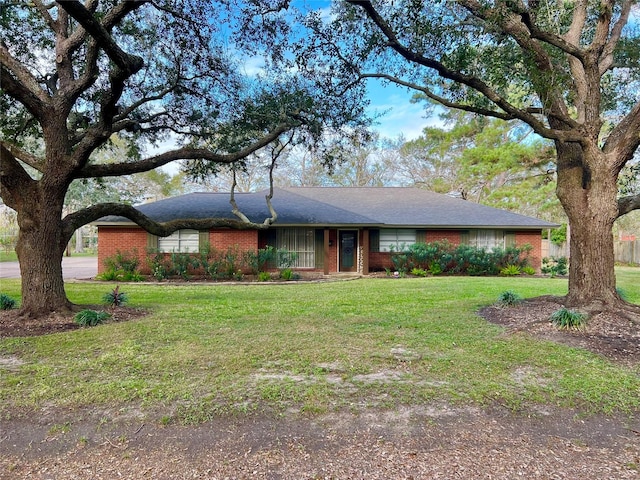 ranch-style house featuring a front yard