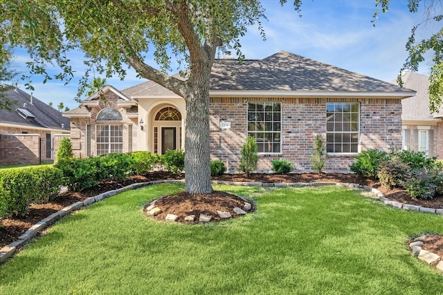 ranch-style home featuring a front lawn