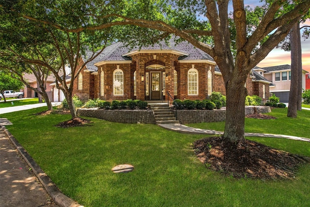 view of front of property featuring a yard