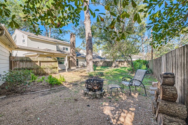 view of yard featuring a fire pit